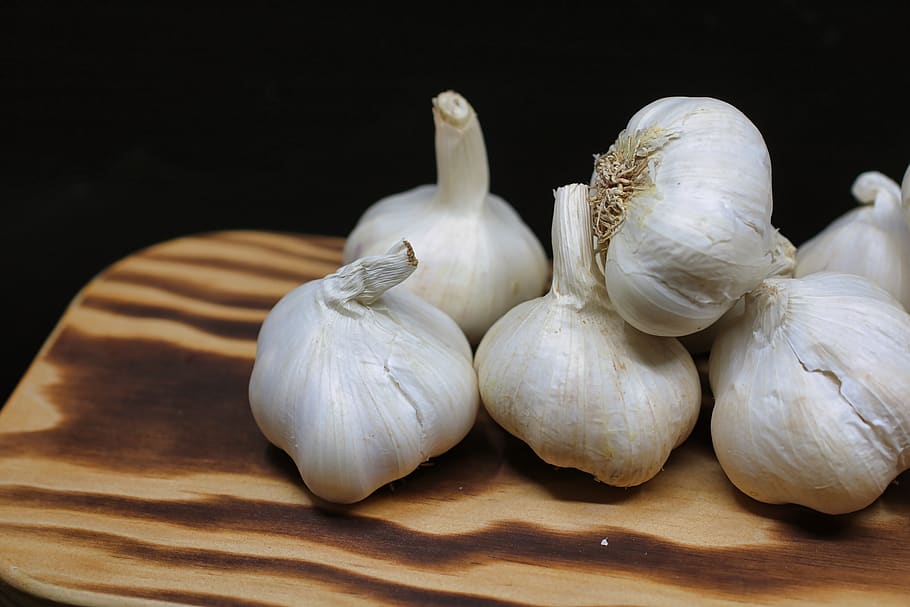 Garlic Bulbs on Brown Surface, black background, close-up, cloves HD wallpaper