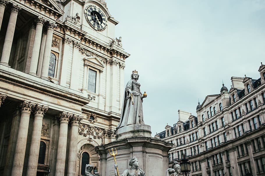 Statue of Queen Annei In front of St Paul s Cathedral, London, UK
