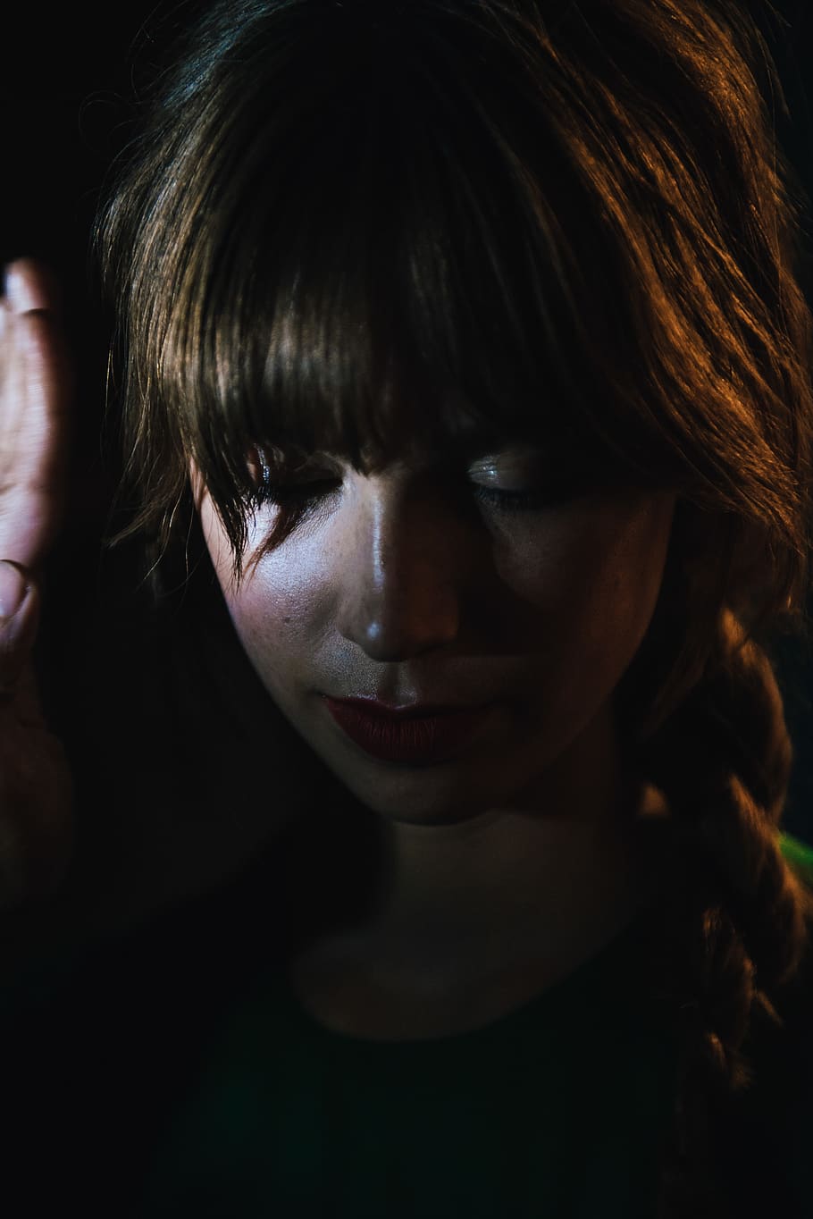 closeup, portrait, fringe, bangs, model, face, dark, night HD wallpaper