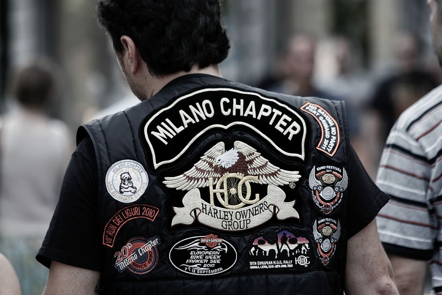 Black and White Crew Neck Shirt, biker, blurred background, crowd HD wallpaper