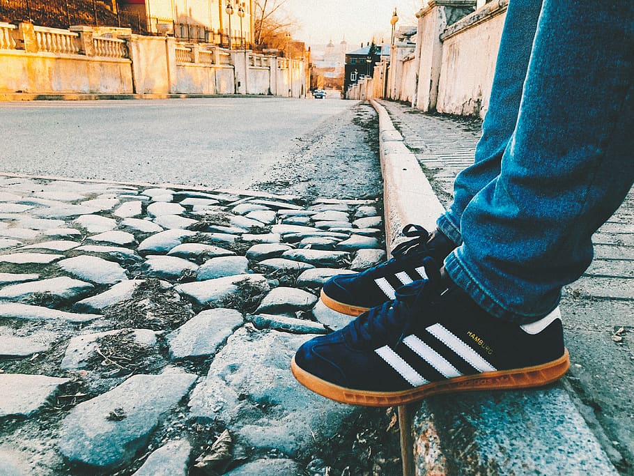 Адидас на улице. Adidas Hamburg на ноге. Adidas Hamburg 2014 на ноге. Адидас Night Street. Адидас улица