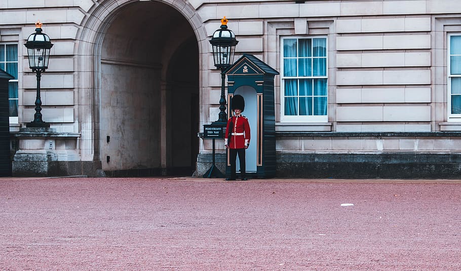 Royal Guard Standing Beside Building, arch, architecture, daylight HD wallpaper