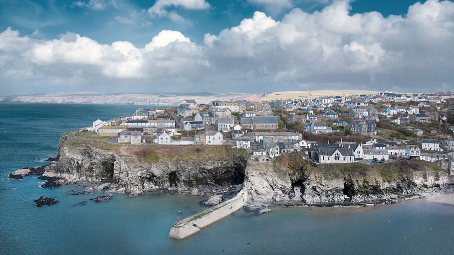 Houses on Cliff, architecture, bay, beach, city, clouds, dock HD wallpaper