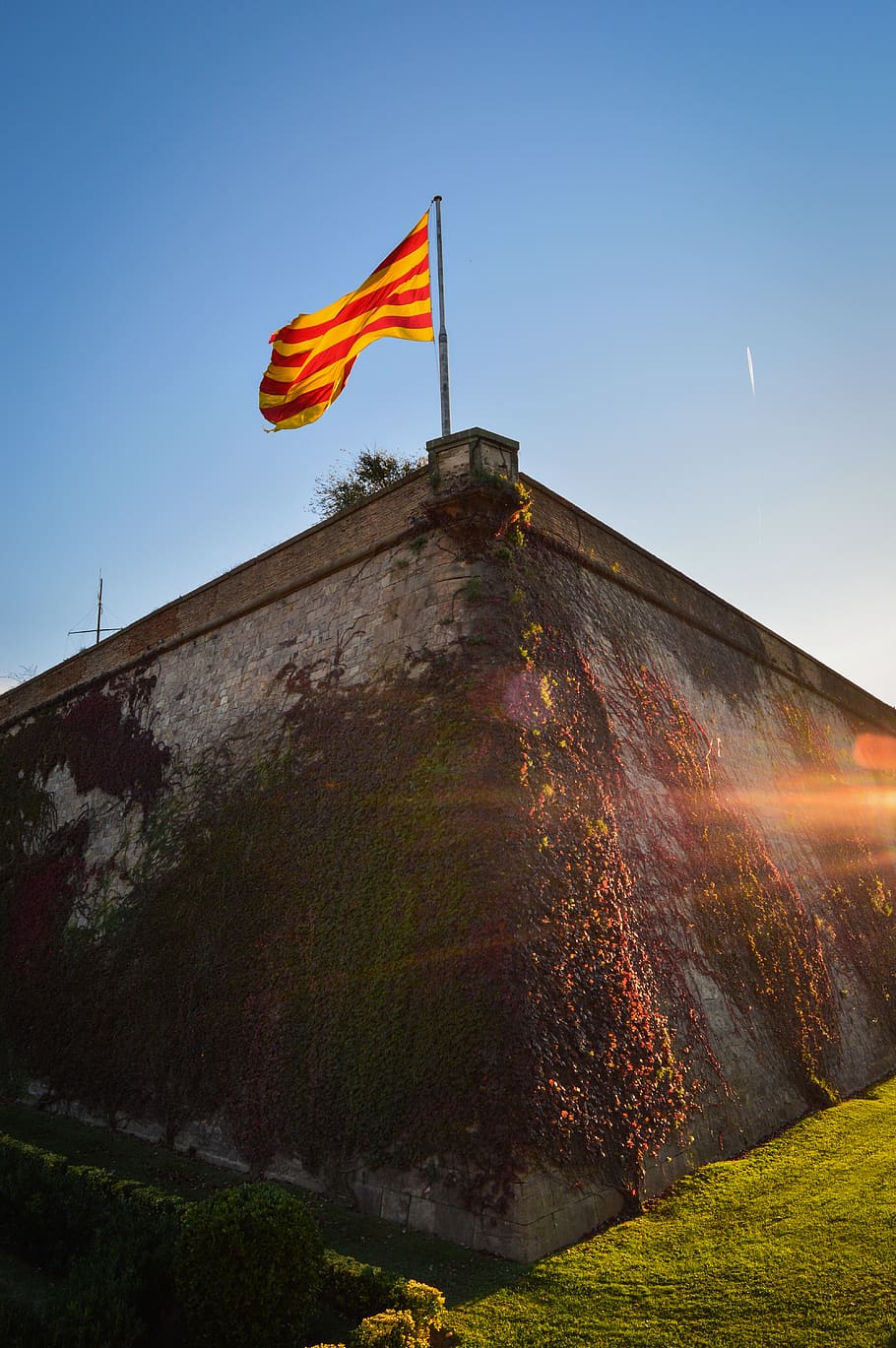 spain, barcelona, montjuïc castle, brick, grass, flag, sky, HD wallpaper
