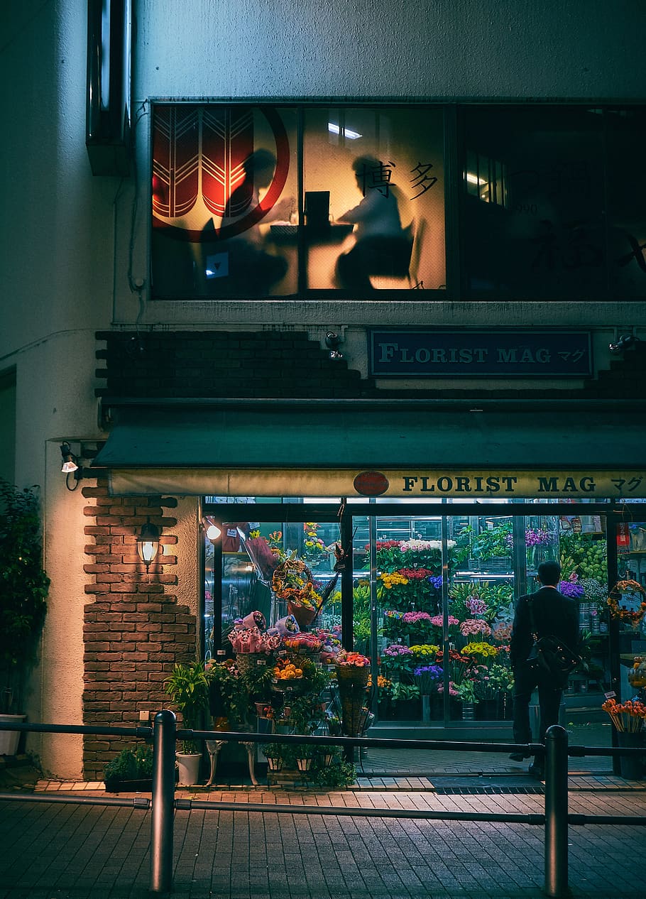 man standing on store front during nighttime, architecture, built structure HD wallpaper