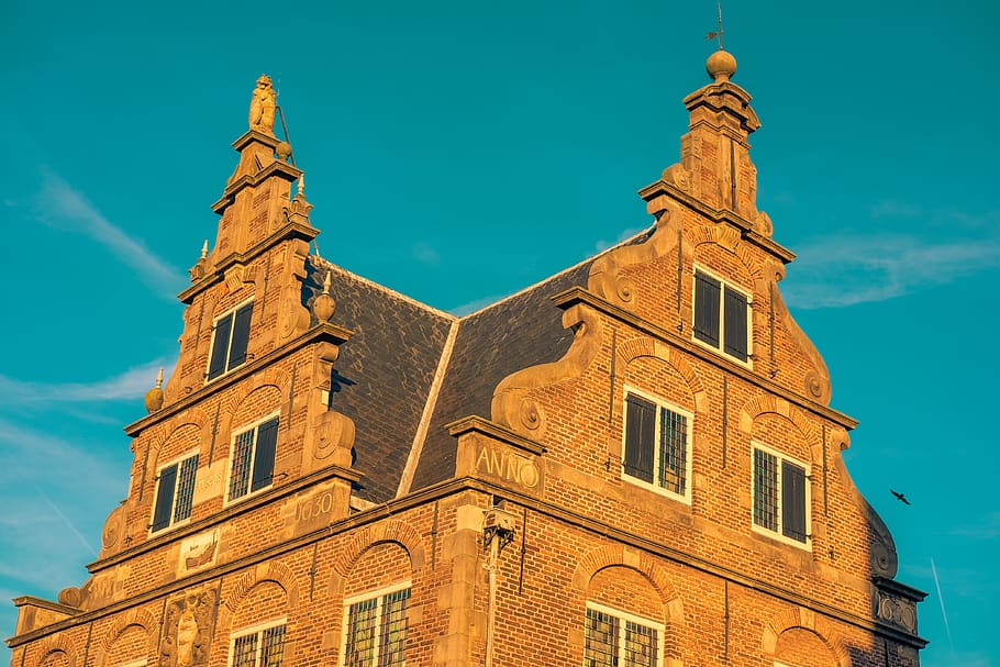brown brick building under blue sky, steeple, architecture, tower HD wallpaper