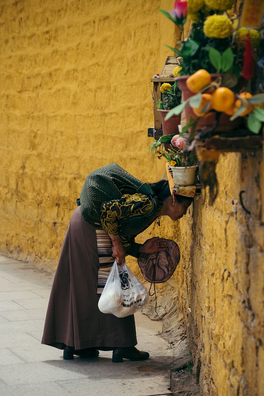 china, lhasa, praying, tibet, religion, traditional, woman HD wallpaper