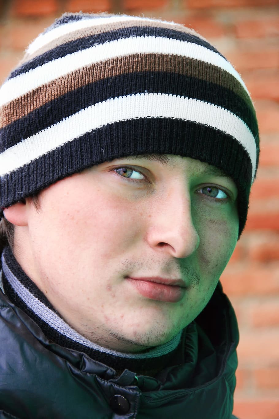 young, man, boy, hat, wall, green, red, one, face, portrait HD wallpaper