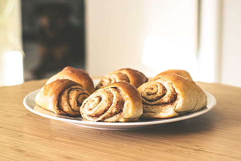 Bread on White Ceramic Plate, baking, bun, cinnamon, delicious HD wallpaper