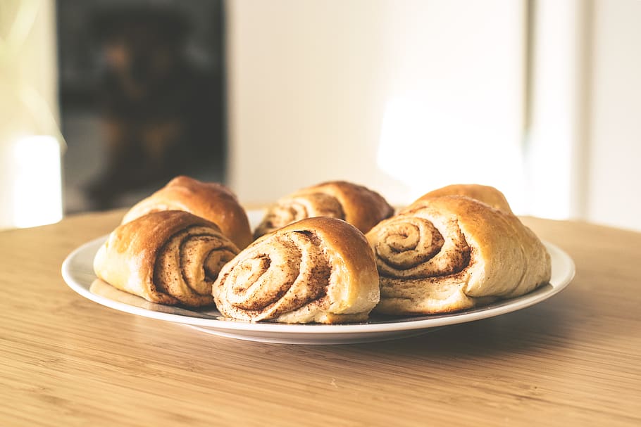 Bread on White Ceramic Plate, baking, bun, cinnamon, delicious HD wallpaper