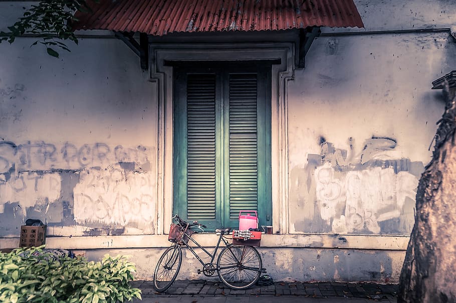 bicycle lean on white wall, transportation, bike, vehicle, jar HD wallpaper