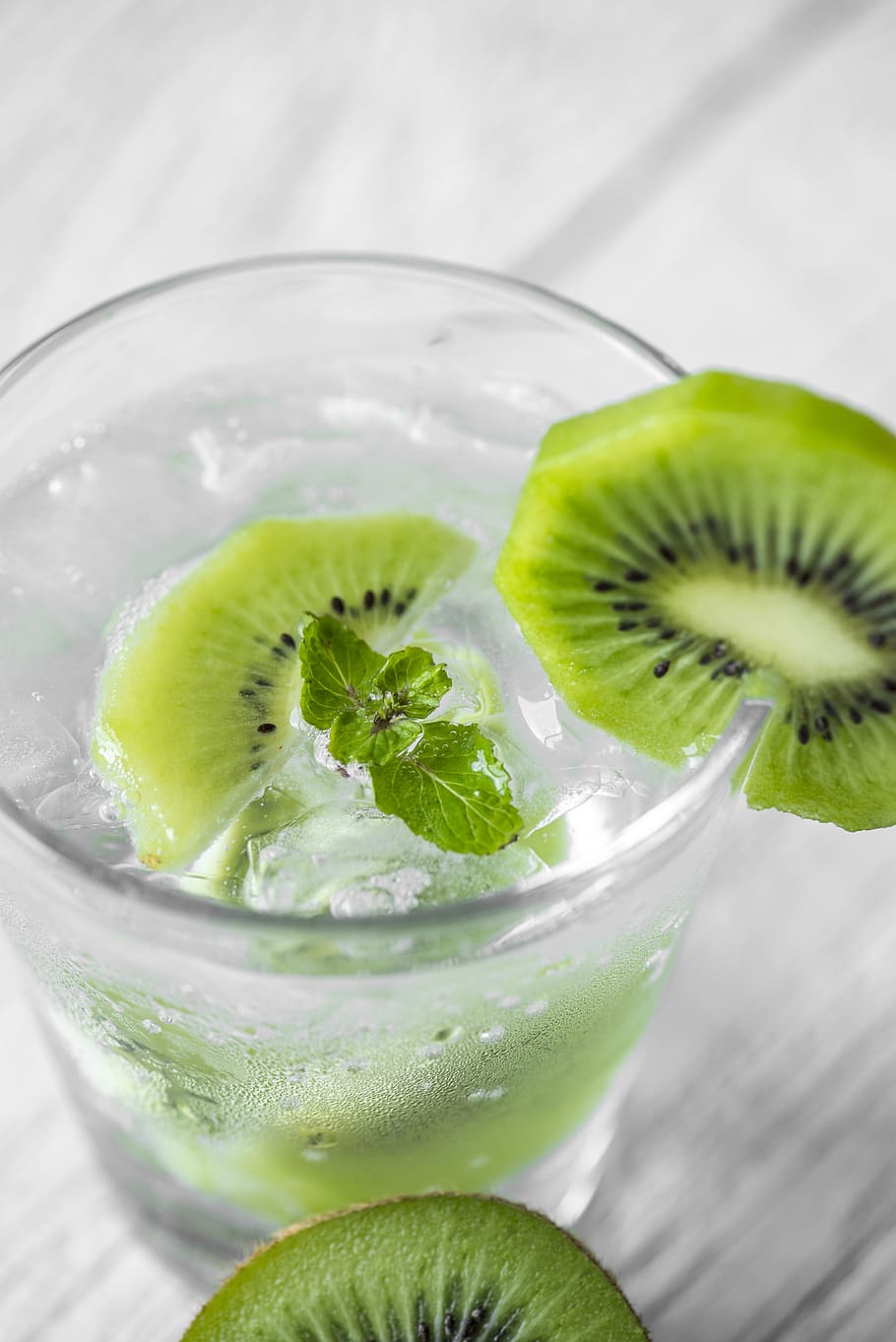 Drinking Glass Filled With Liquid With Sliced Kiwis, antioxidant HD wallpaper