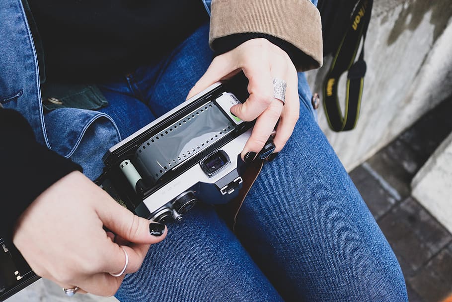 person holding camera on lap, pants, clothing, apparel, denim HD wallpaper