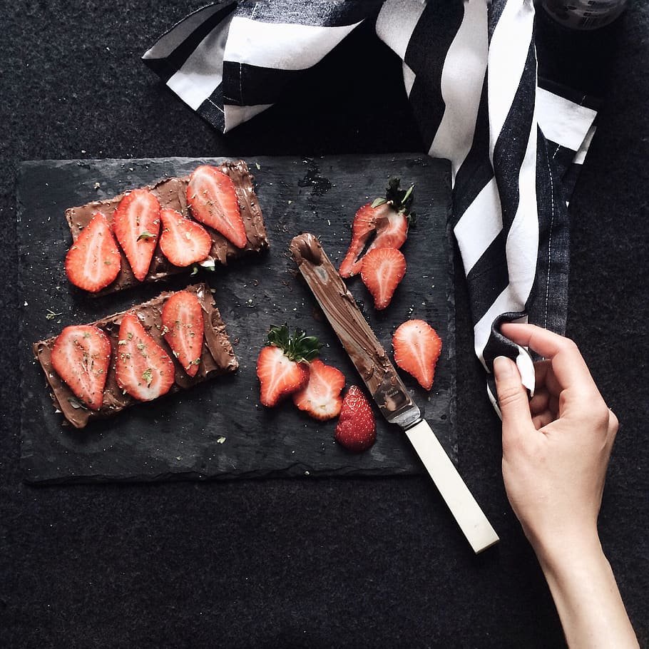 Slices Strawberries on Chopping Board, chef, dinner, epicure HD wallpaper
