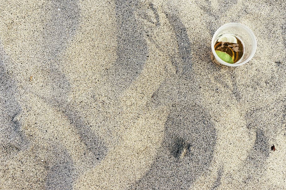 beach, sand, plastic, cub, drink, beverage, lemon, lime, high angle view HD wallpaper