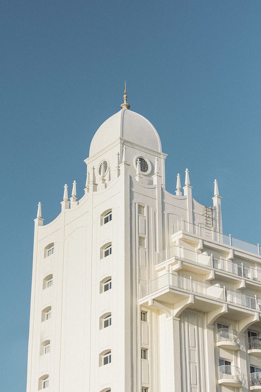 white concrete building, building exterior, built structure, architecture HD wallpaper