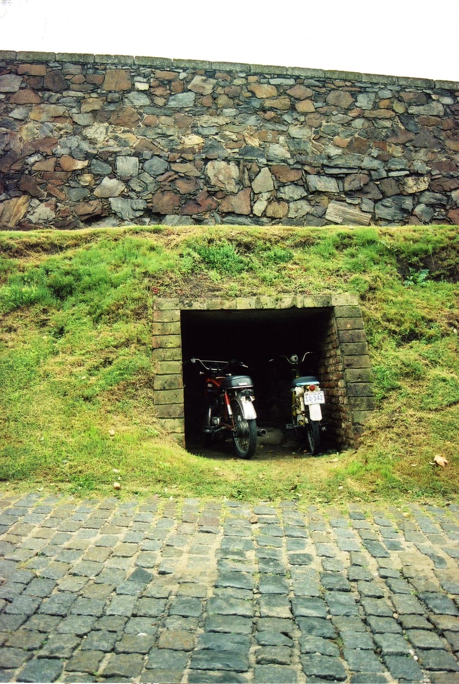 uruguay, garage, grass, hill, cave, urugauy, wall, architecture HD wallpaper