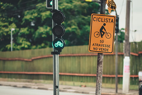 Cyclist Sign Near Traffic Light in Green Light, bicycle, bicycle-path HD wallpaper