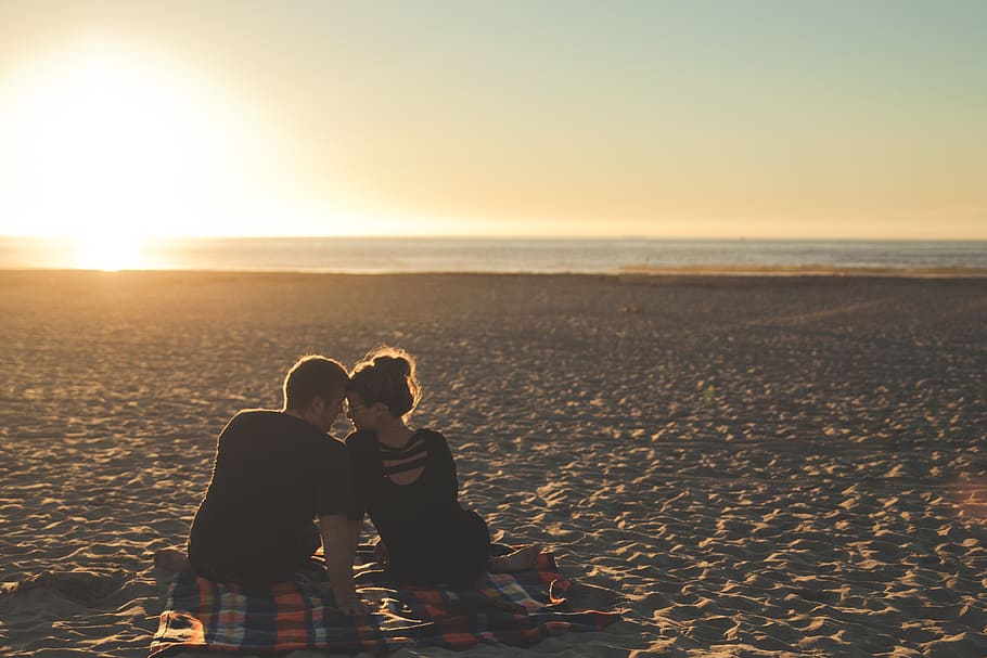 Man and Woman in Front of Horizon, beach, couple, date, dating HD wallpaper