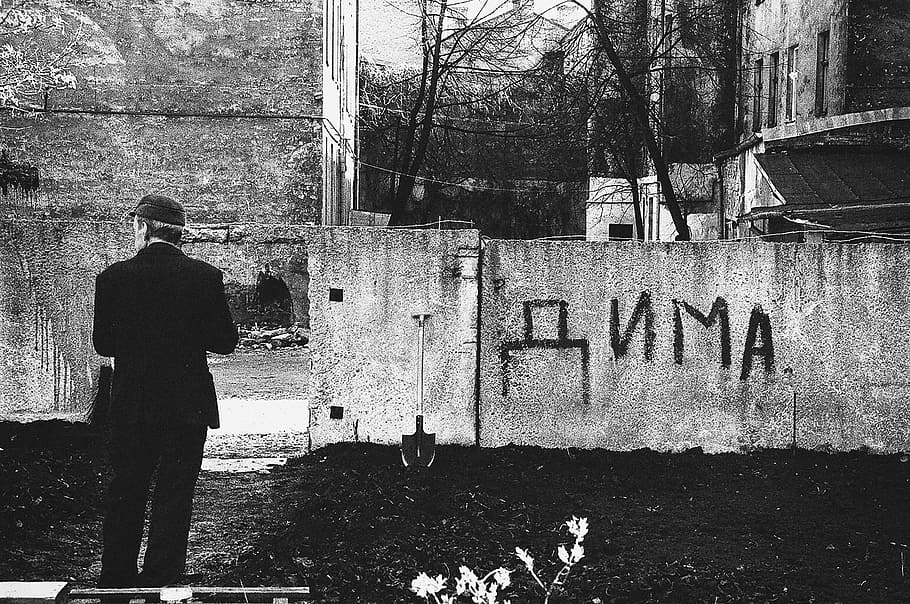 Worker and the russian name on the wall, asphalt, background HD wallpaper