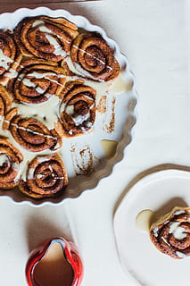 cinnamon bread in bowl, food, confectionery, sweets, bun, dessert HD wallpaper
