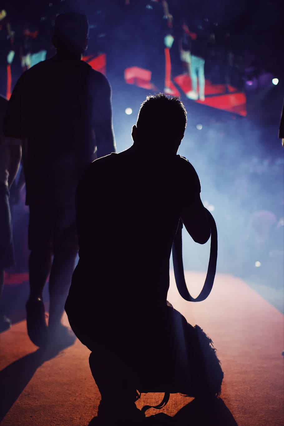 Silhouette of Man Kneeling on Floor, backlight, band, capturing HD wallpaper