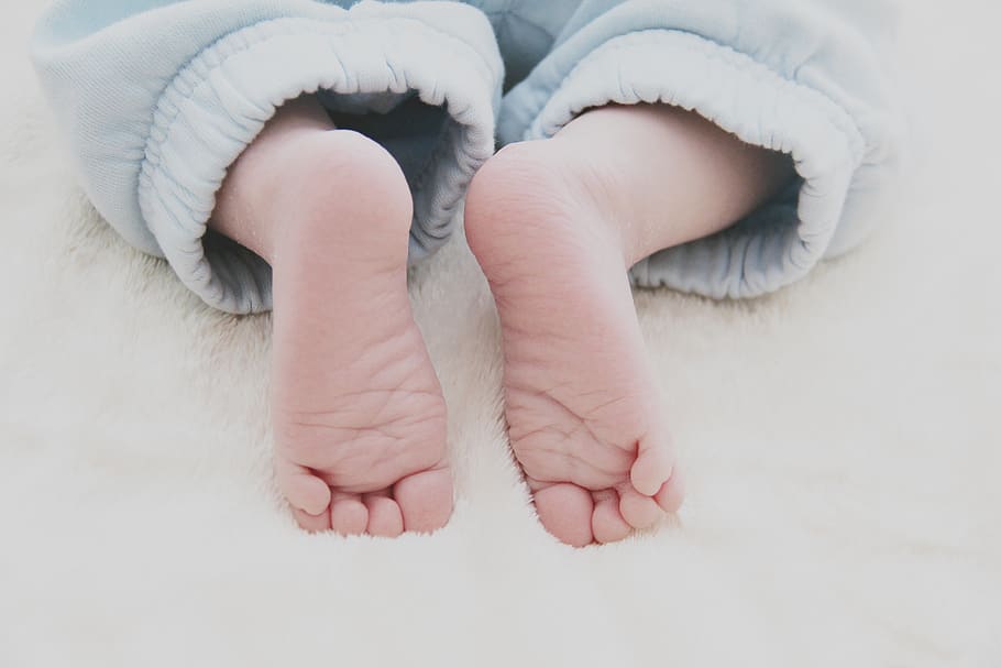 Close-up Photography of Baby's Feet, baby feet, barefoot, bed, HD wallpaper