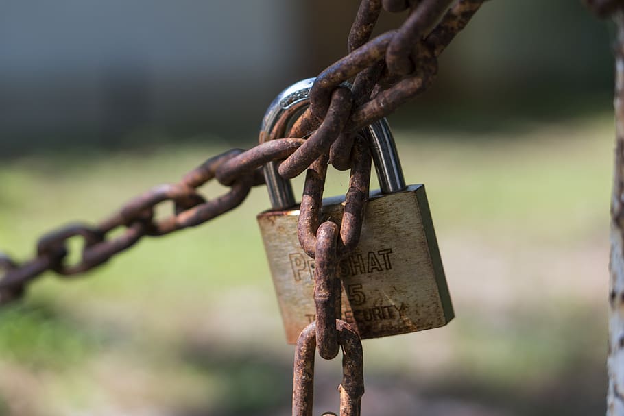 lock, bokeh, chain, metal, focus on foreground, hanging, safety HD wallpaper