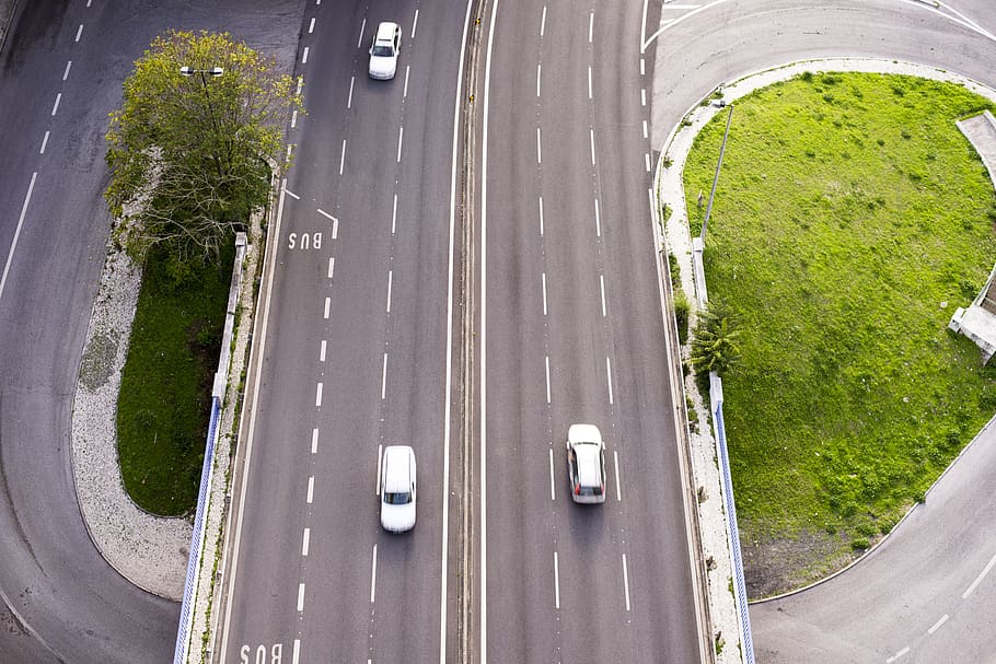 Flight road. Шоссе с боку. Ограничители скорости на дороге.