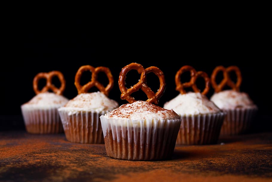 Cupcake with pretzels, baked, cakes, close up, cupcakes, dark, HD wallpaper