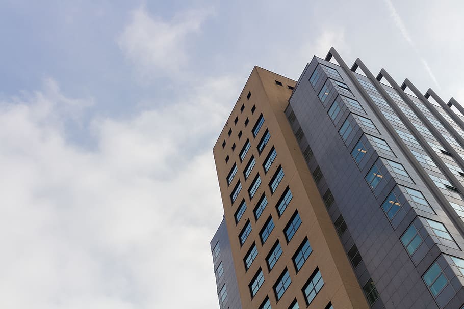 Worm's-eye View of High Rise Building Under White Sky, architectural design HD wallpaper