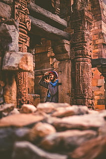 man holding camera leaning on concrete post, human, person, photographer HD wallpaper