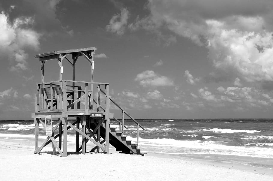 empty lifeguard stand, beach, ocean, sky, sand, water, waves HD wallpaper