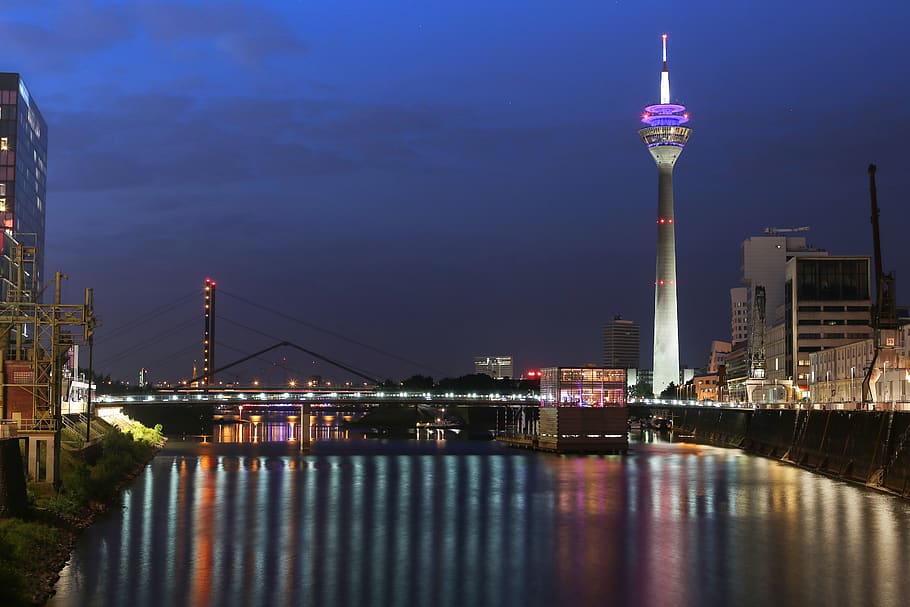 File:Medienhafen Duesseldorf Nacht.jpg - Wikimedia Commons