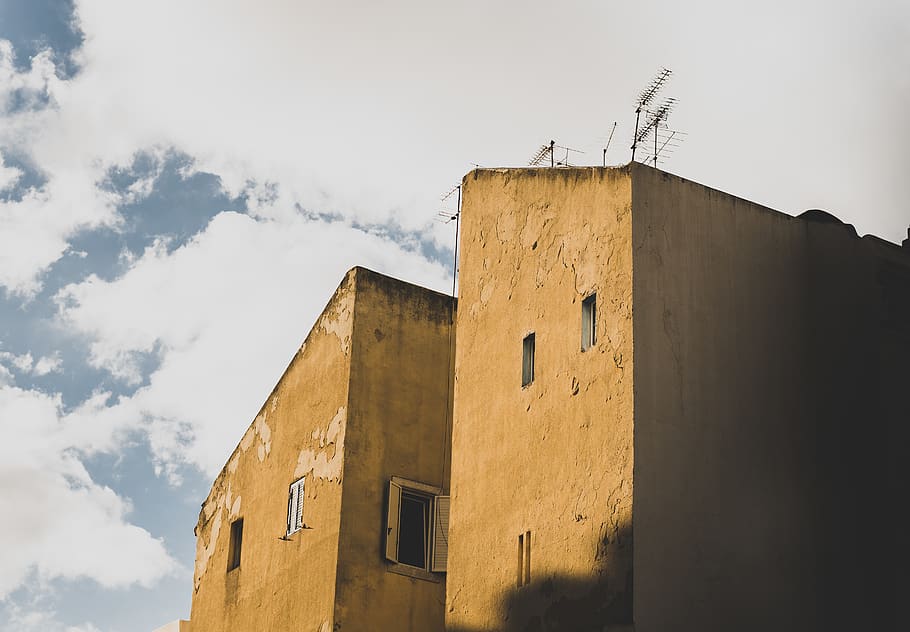 yellow concrete building during daytime, lisboa, bunker, wall HD wallpaper