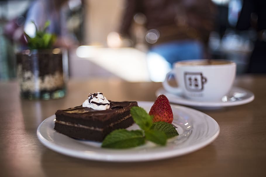Brown Pastry and Strawberry Fruit, blurred background, brownies HD wallpaper
