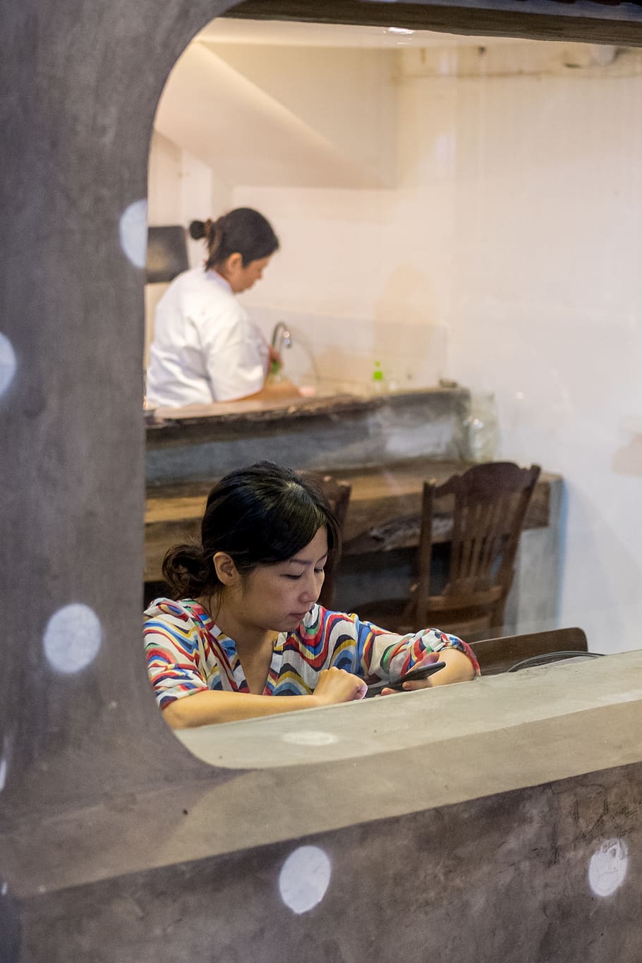 woman using Android smartphone in restaurant, child, childhood HD wallpaper