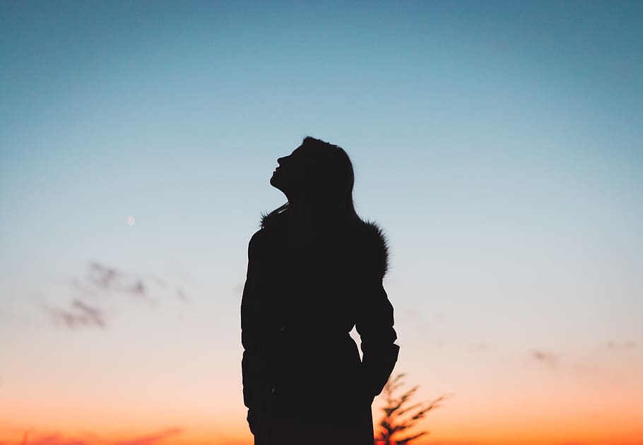 Silhouette of Woman, backlit, dawn, evening, looking up, night HD wallpaper
