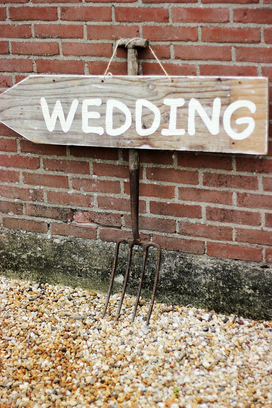 wedding, sign, signage, barn, pitchfork, words, bruiloft, decor, HD wallpaper