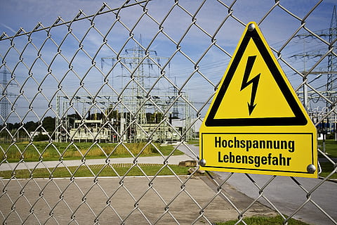 note, risk, warnschild, street sign, high voltage, wire mesh fence HD wallpaper