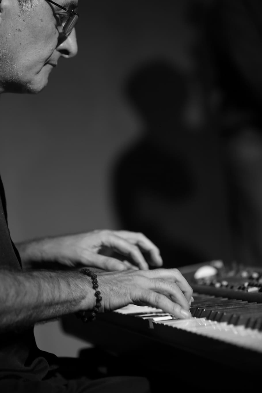 man playing piano, person, human, people, italy, voghera, grey HD wallpaper