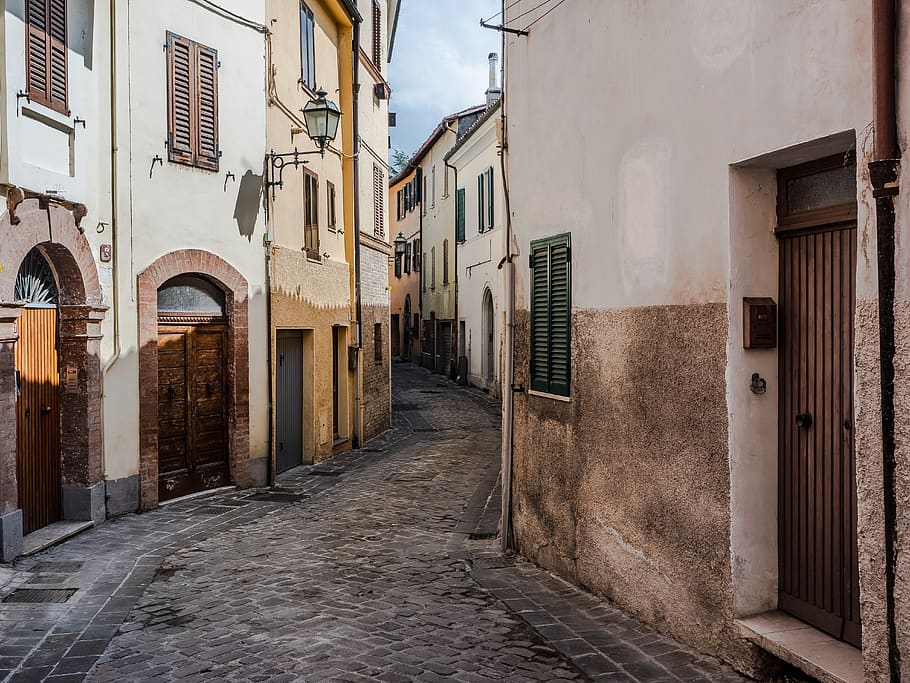 narrow pathway between houses, building exterior, built structure HD wallpaper