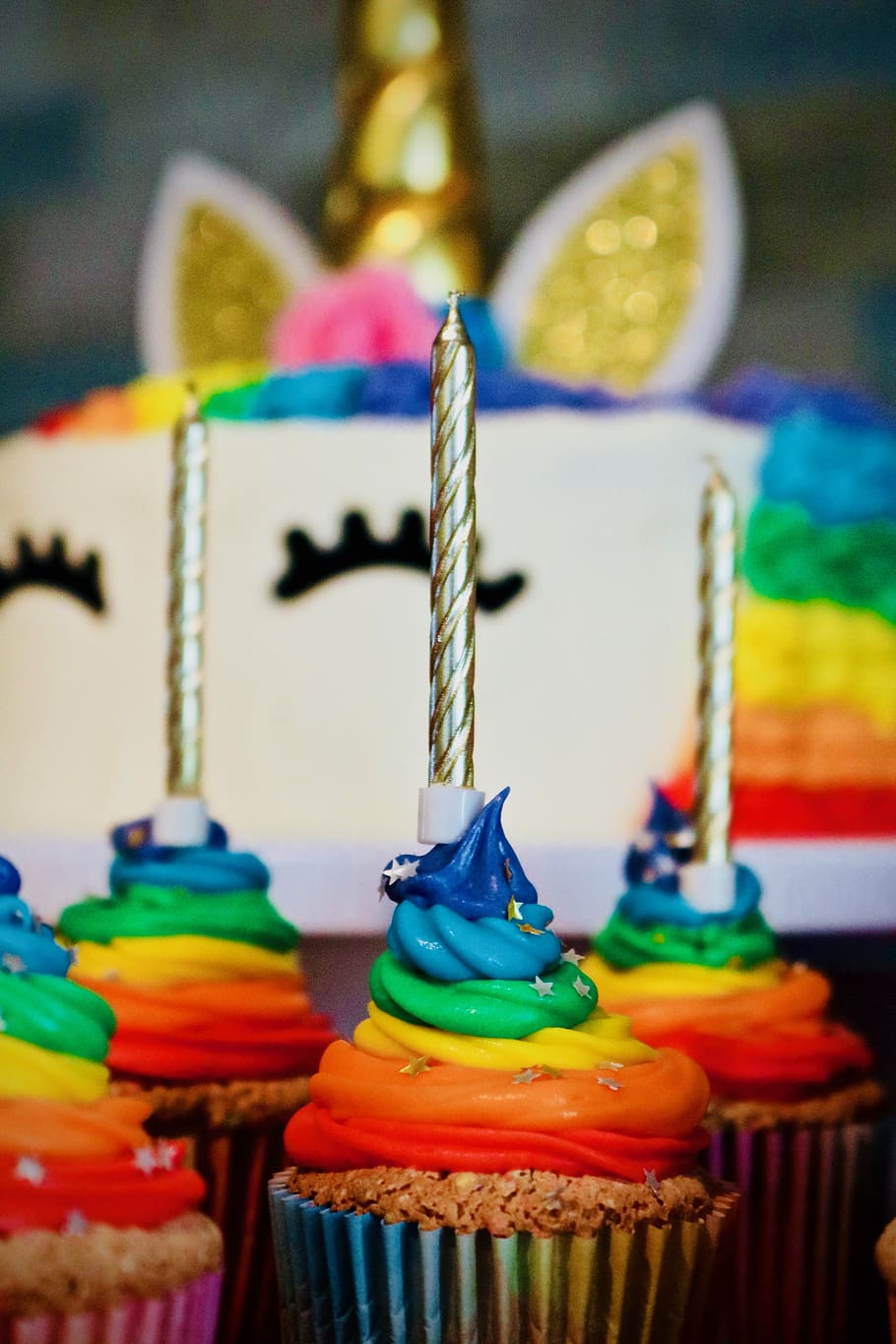 cupcakes with candles, focus on foreground, multi colored, no people HD wallpaper