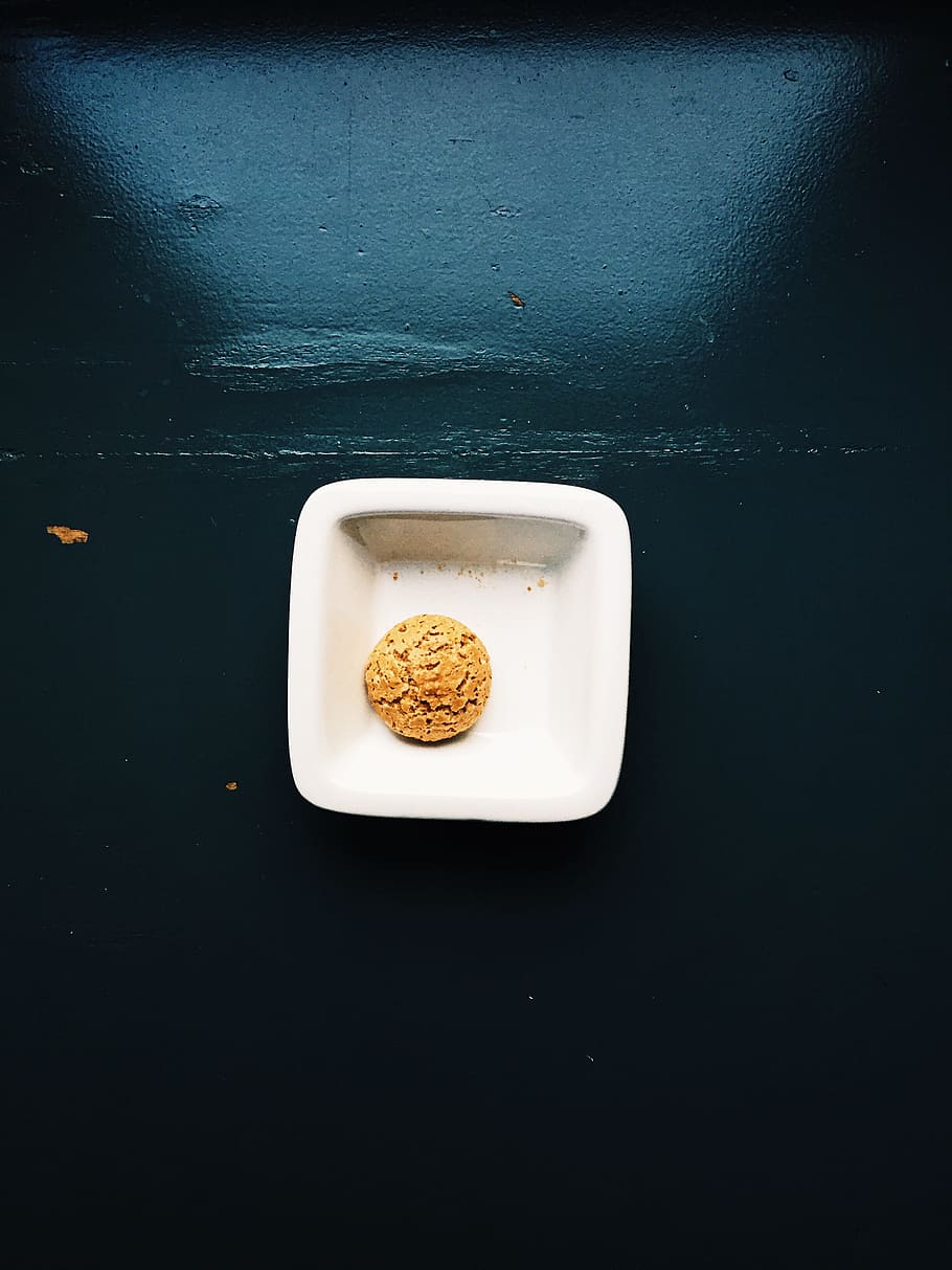 Lonely cookie, minimal, minimalistic, plate, simple, simplistic, HD wallpaper