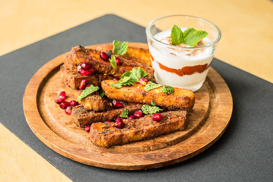 Fried Meat Served in Brown Wooden Plate, bread, crispy, delicious HD wallpaper
