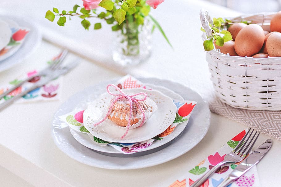 eggs, baskets, plate, table, setup, cutlery, napkin, restaurant HD wallpaper