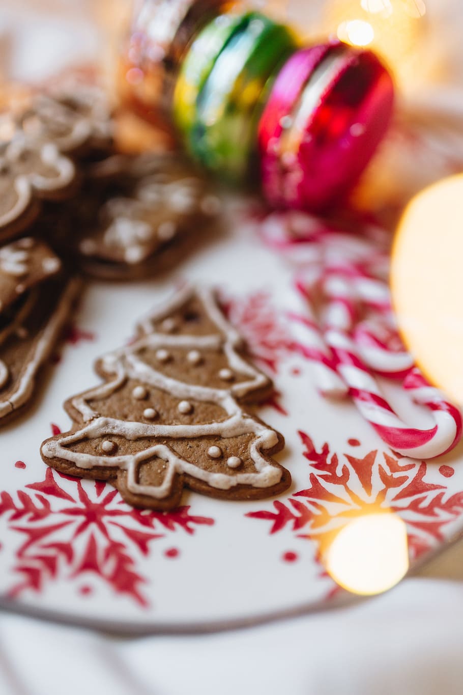 Christmas ornament cookies, sweet, holiday, gingerbread, dessert HD wallpaper