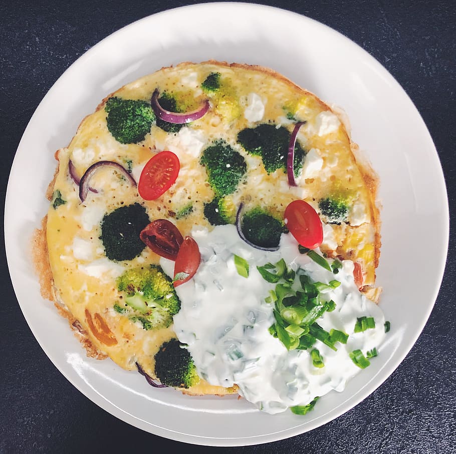 omelet, veggies, broccoli, onion, tomato, feta, yogurt, scallion HD wallpaper