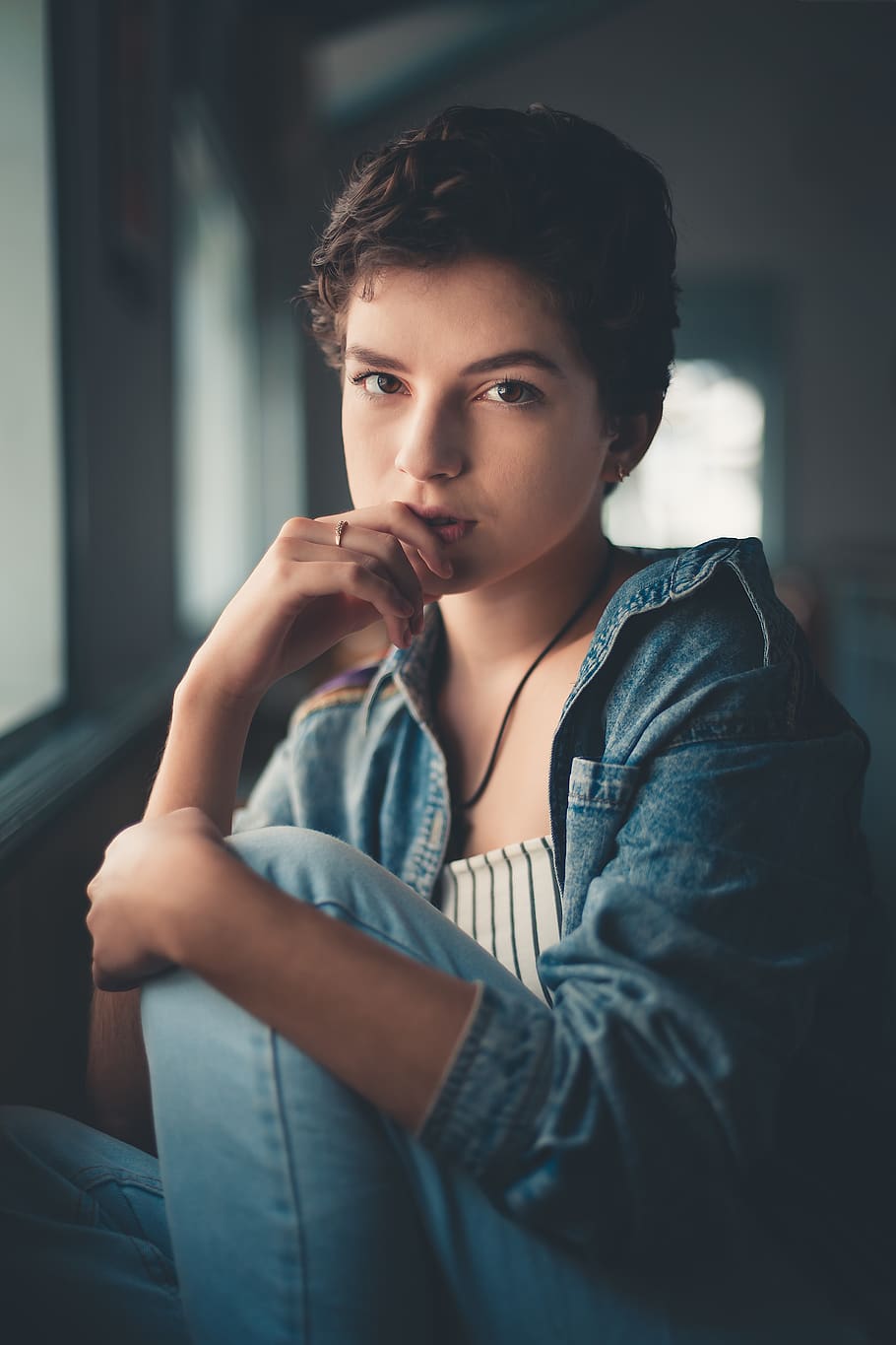 Woman Sitting While Right Hand on Lips, beautiful, cute, elegant HD wallpaper