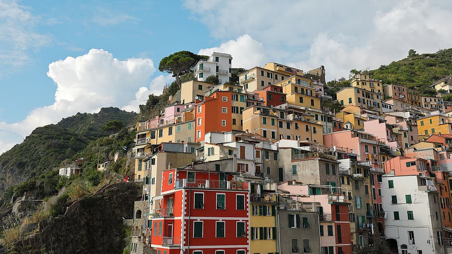 multicolored building under cloudy sky, italy, colorful, mountain HD wallpaper